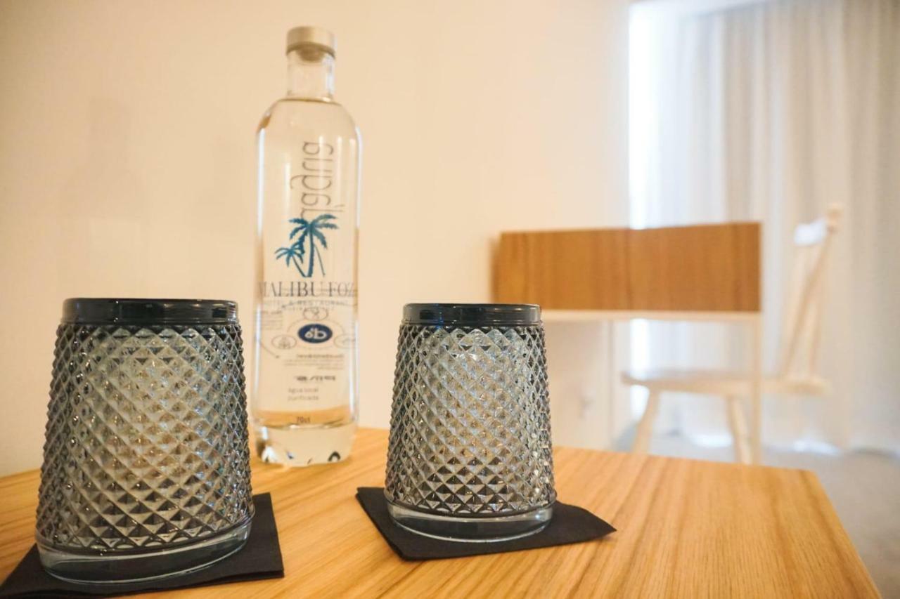 Malibu Foz Hotel - La Maison Younan Фигейра-да-Фош Экстерьер фото A bottle of water