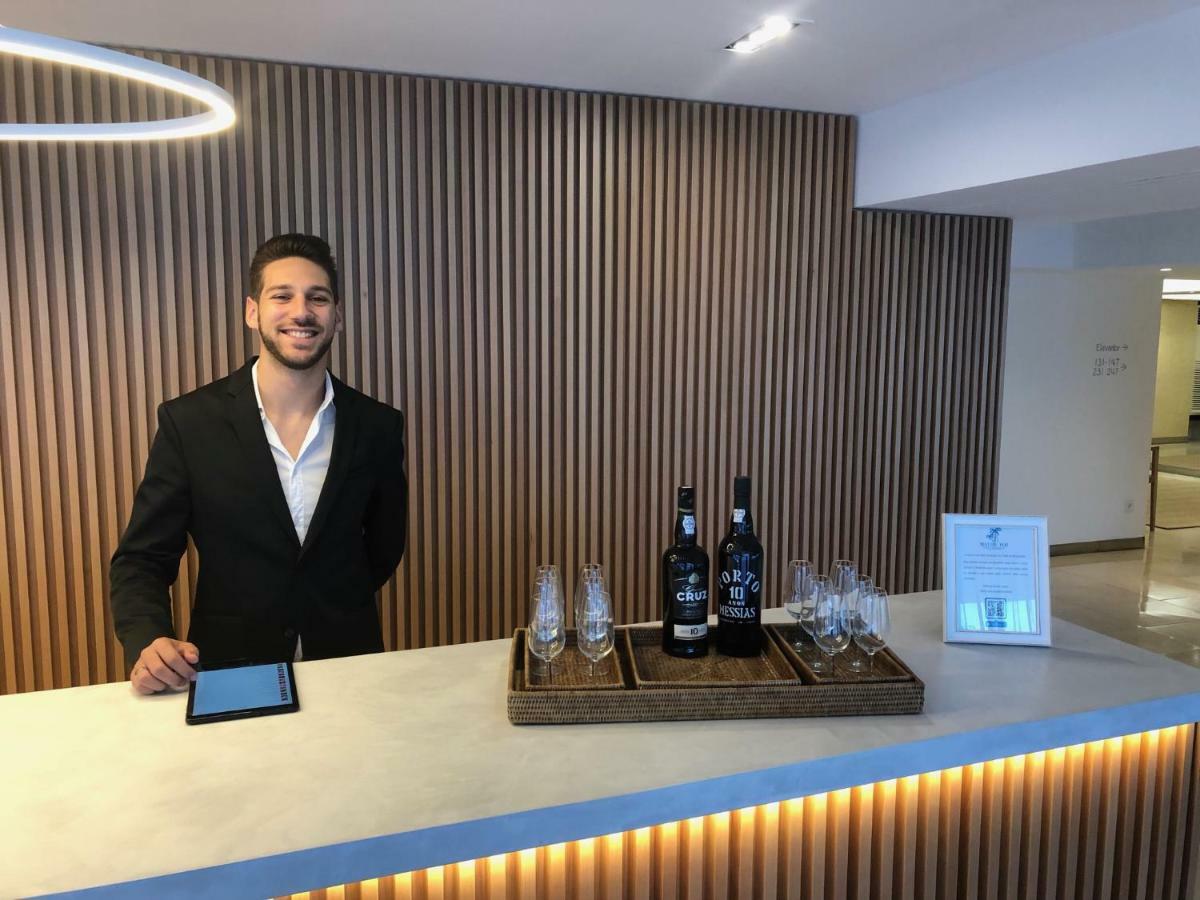 Malibu Foz Hotel - La Maison Younan Фигейра-да-Фош Экстерьер фото A hotel concierge