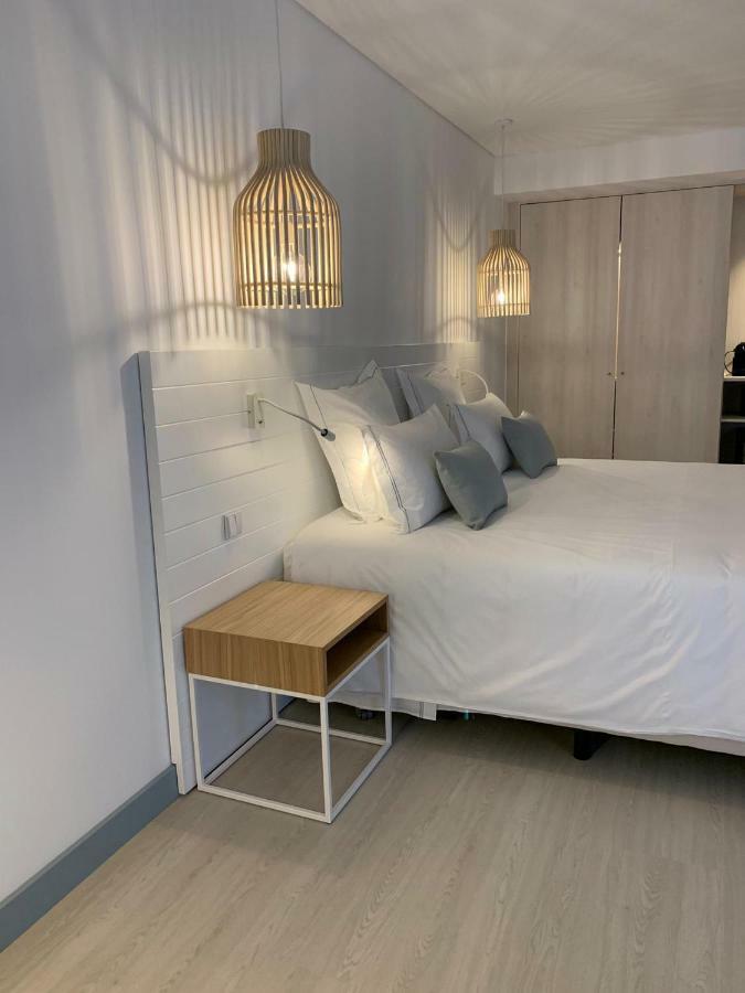 Malibu Foz Hotel - La Maison Younan Фигейра-да-Фош Экстерьер фото A bedside table