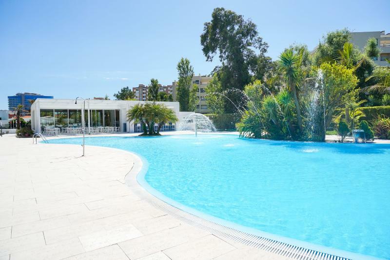 Malibu Foz Hotel - La Maison Younan Фигейра-да-Фош Экстерьер фото The swimming pool at the hotel