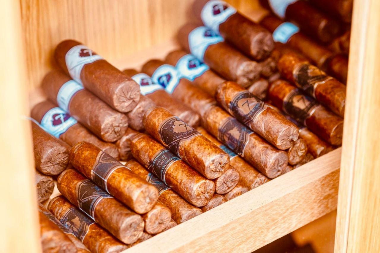 Malibu Foz Hotel - La Maison Younan Фигейра-да-Фош Экстерьер фото Cigars in a humidor